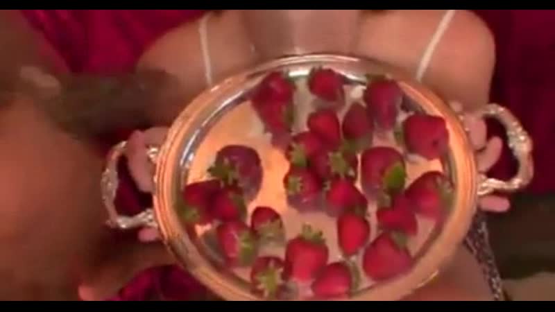 Кушает porn video – Девушка кушает клубнику со спермой