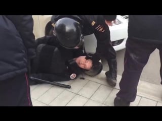 На митинге навального вырубили сотрудника полиции