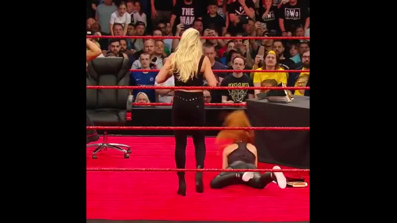 Лэйси эванс и шарлотт флэр избивают бекки линч ро