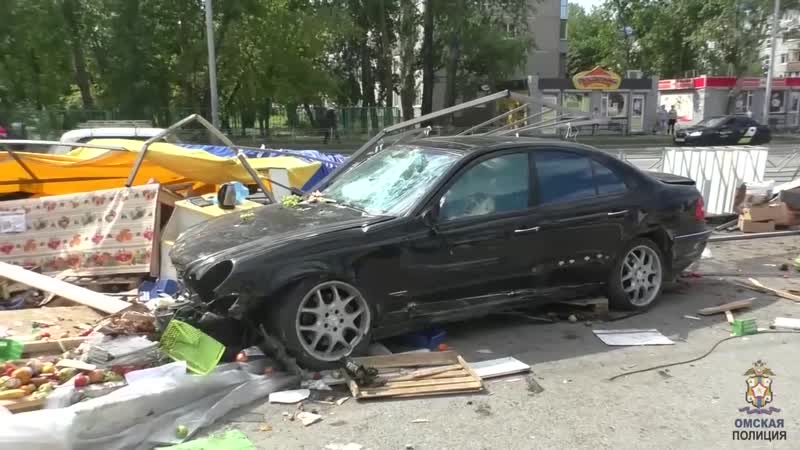 Протаранил торговую палатку