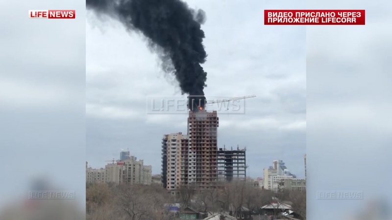 В самаре после сильного хлопка загорелось строящееся здание