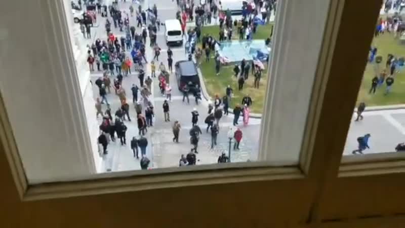 Протестующие штурмуют здание конгресса сша, чтобы помешать процедуре утверждения результатов выборов