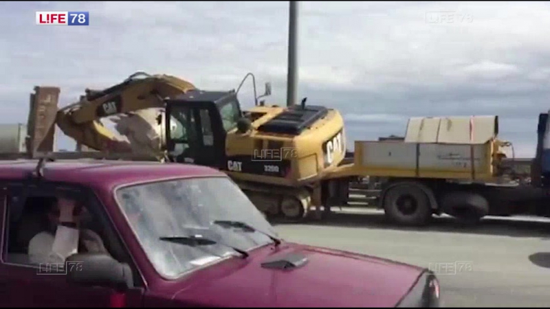 На каде экскаватор слетел с тягача