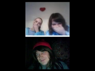 Взрослые школьницы смеются в видео чате по вебке над мужиком