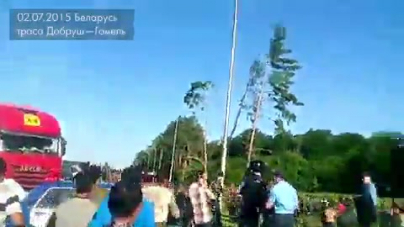 Китайские рабочие прорывают милициейское оцепление