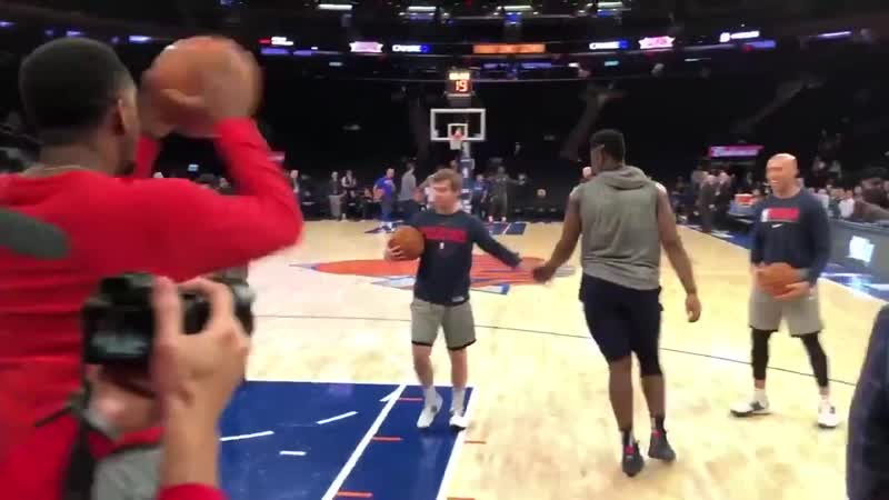 Зайон уильямсон на разминке олотил сверху с переводом мяча между ног