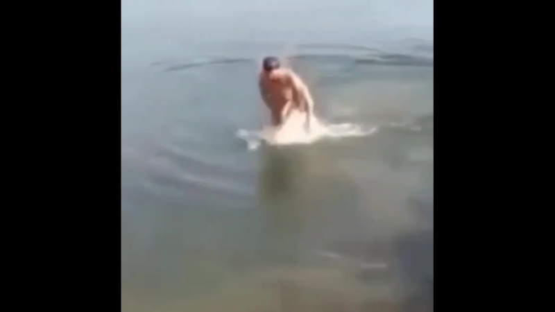 Рыбка попутала член с червяком