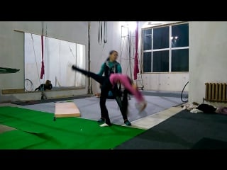 Моя ученица настя, учим переворот назад ))