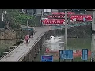 Brand new license plus texting equals this, china accident