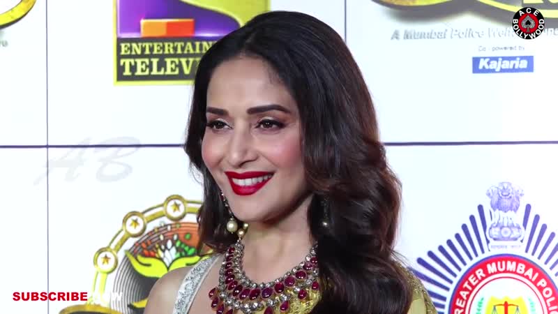 Madhuri dixit manisha koirala hugged each other at umang 2020