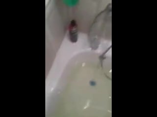 Молодые засветила сиськи в ванной в перископе