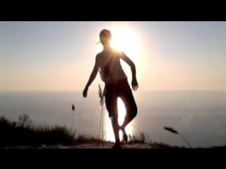 Sls растяжка на берегу моря держим ноги стоя тюльпан