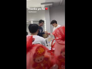 Галф раздает печеньки, а ин хомячит рядом