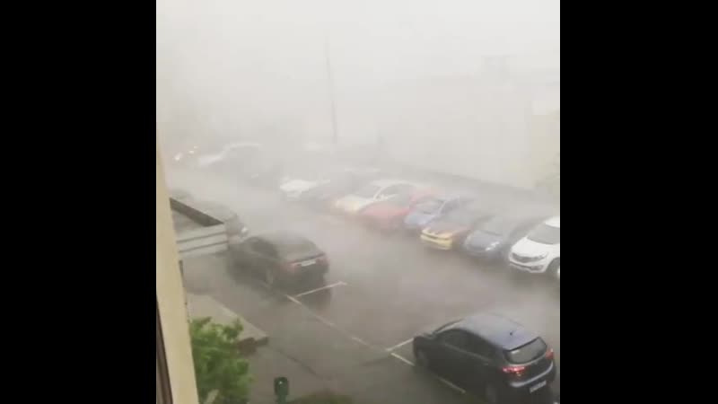 На москву обрушился сильный дождь с градом сми сообщают о 10 пострадавших от падения деревьев