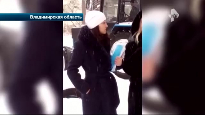 Избили женщину и ударили ребенка электрошокером выселение жильцов переросло в драку с приставами (видео)