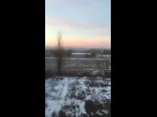 Кіровськ мирні жителі знімають відео, як ворог веде вогонь з за їх спин все за путінсько