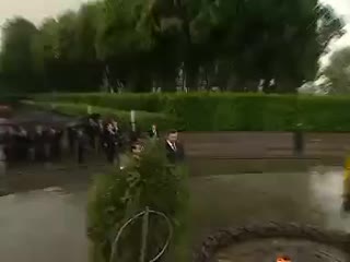 Президент украины получил венком по чердаку (видео загрузил сам потому что очень смешно а онтакте нет)