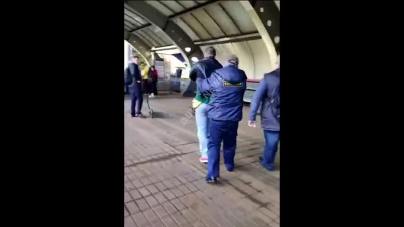 В сокольниках рисковый парень решил закурить в тамбуре электрички