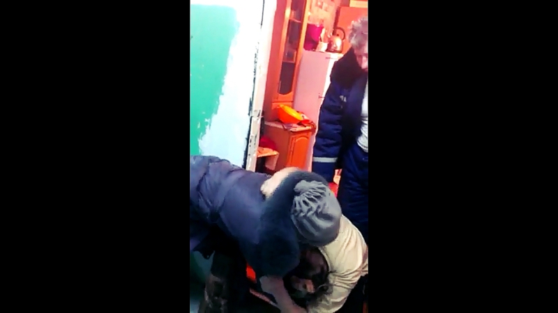 Бьёт porn video – Жена бьёт любовницу мужа; драка; измена