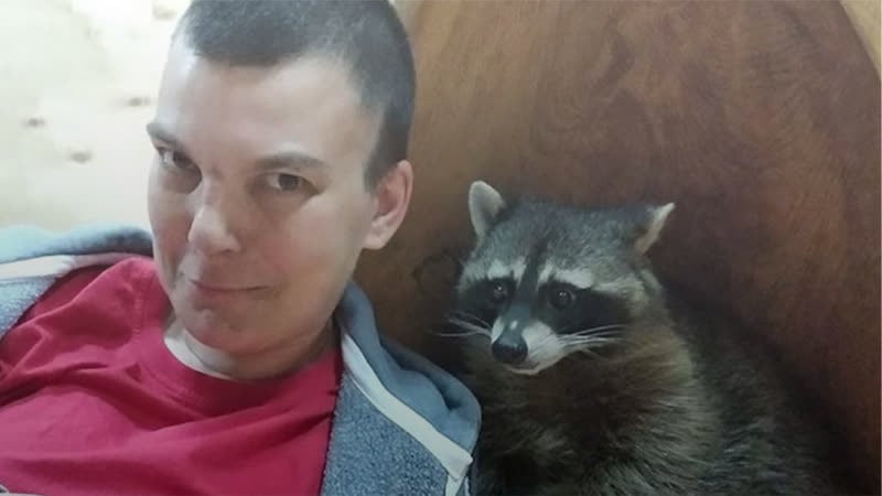 Бездомная экс алкоголичка с вич проводит экскурсии