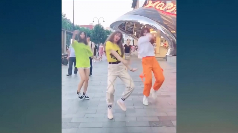 Tiểu khả ái và cà vạt nhỏ hướng dẫn nhảy tik tok