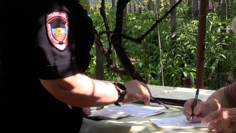 Полицейские вручили паспорта старожилам
