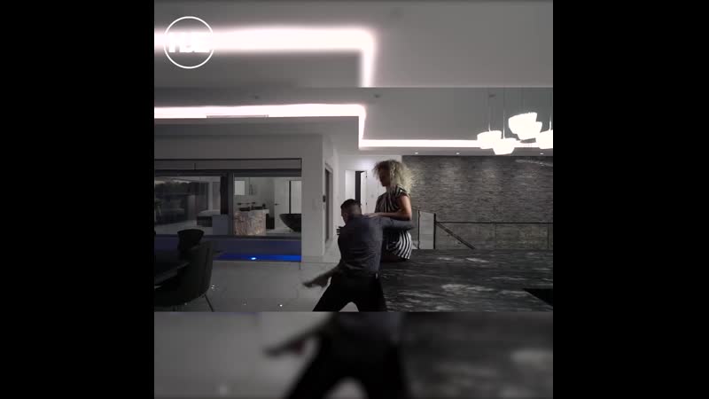 В австралии сняли откровенную рекламу элитного жилья