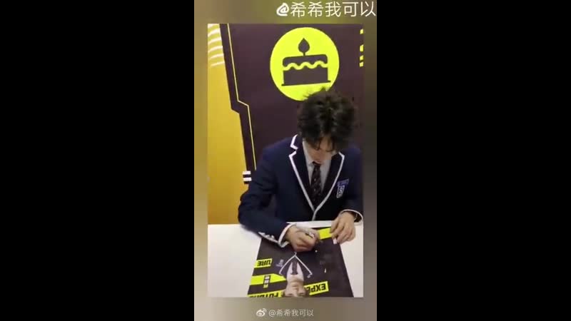 Хэ чанси дает автографы \ vip fanmeeting idol producer 2 \ iqiyi \ 青春有你