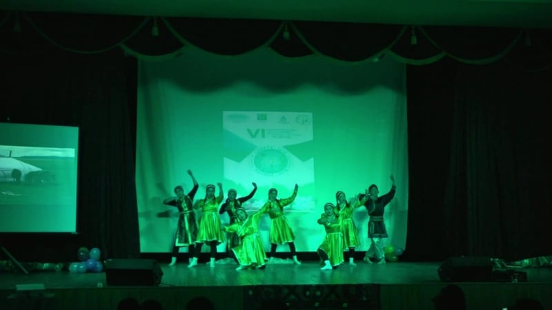 Национальный монгольский танец в исполнении студентов из монголии