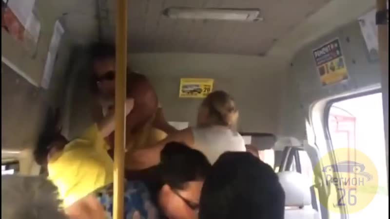 Блядище первая оскарбила водилу, а её сцыкунок еще и в драку полез! правильно водила сделал надо было еще пня бабуле выписать! а