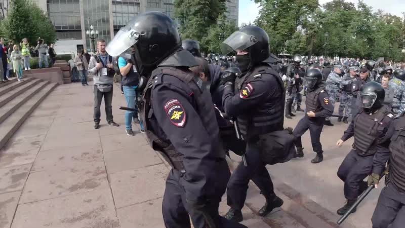 Омон и москвичи задержания в центре столицы 3 августа 2019 года