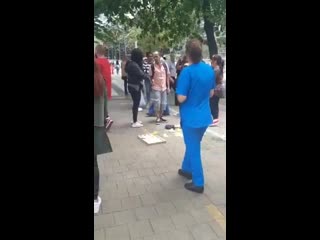 A man selling mangos accidently dropped them all, this is how people reacted