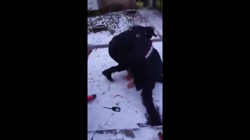 В пермском крае полиция жестоко задержала мужчину за то, что тот не надел маску в магазине