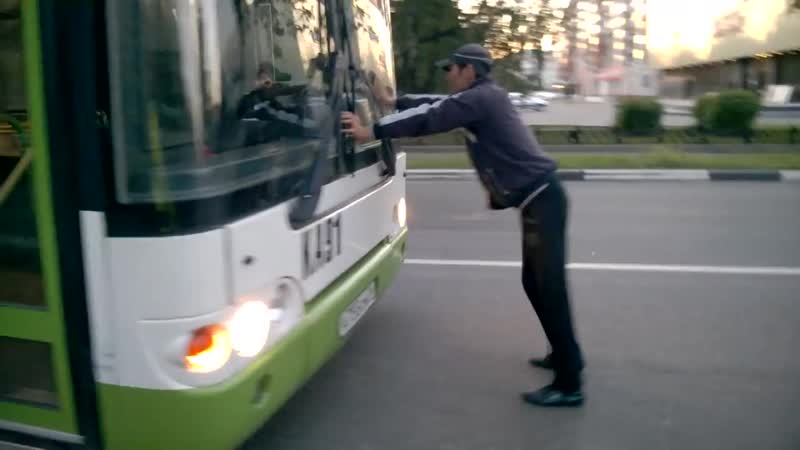 Объебос штурмует автобус но получает отпор