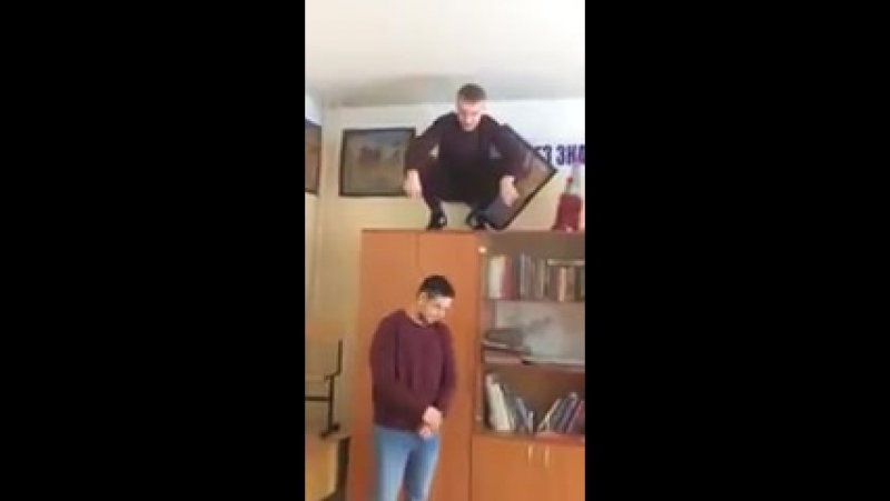 Залез на шкаф в школе