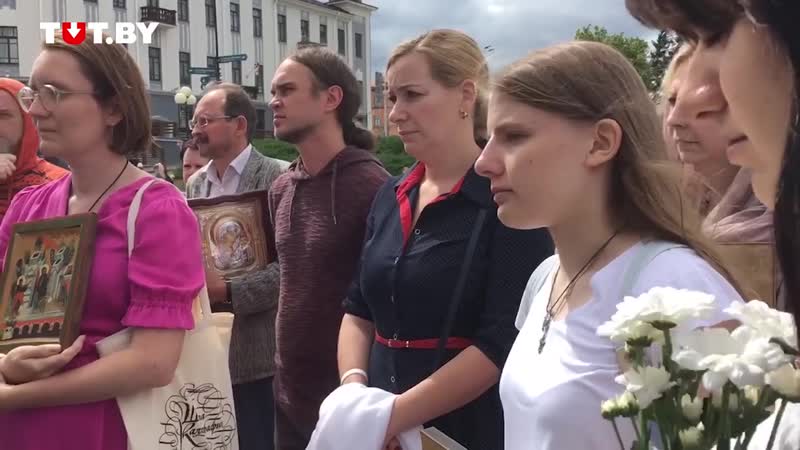 Люди молятся и поют «магутны божа» на немиге