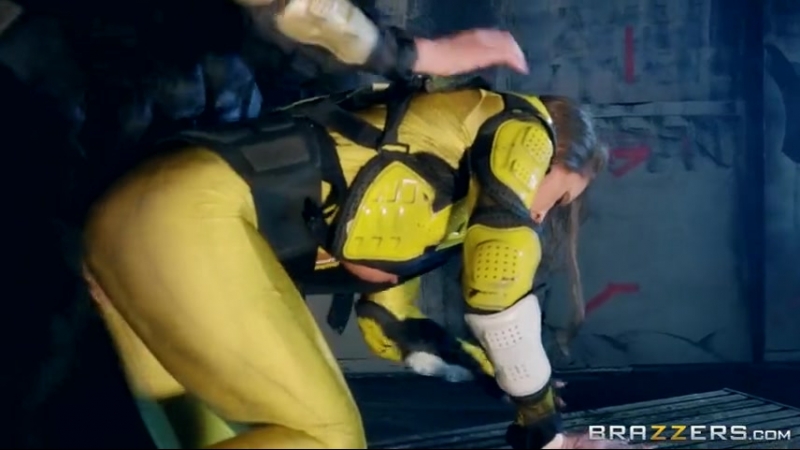 Сисястая раздвинула ноги перед противником в порно пародии «Power Rangers»