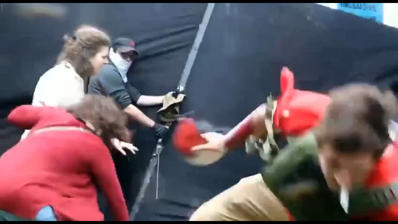 Канадец ворвался на митинг антифа