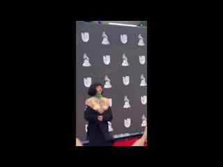 Mon laferte muestra sus pechos en los grammy latino para denunciar la violencia en