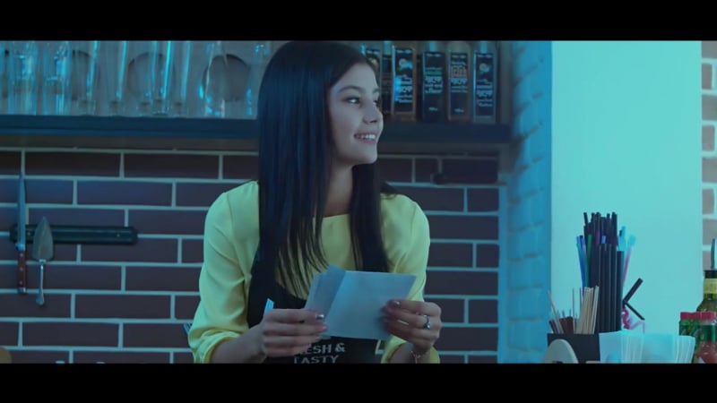 Erotik va jinsiy shapaloq Cunnilingus yigit qizning mushukini yalaydi