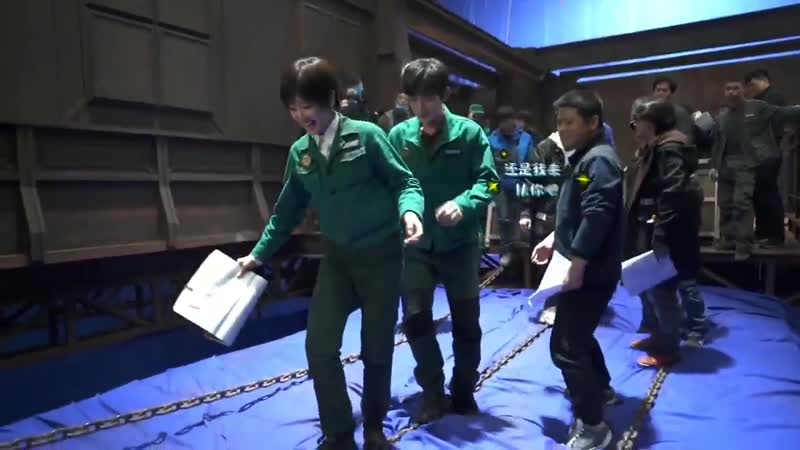 중계 비하인드 영상 쇠사슬 다리 위에서 막 비틀거리며 걷는 건 넘 여성스럽다고 싫어하는 상남자 오사 쇠사슬 다리 위에서 장난도 쳤다 민폐도 끼쳤다 난리 난리 무사히 건넌 뒤 다리가 풀려 안짱걸음도 주일룡 朱一龙 龙哥