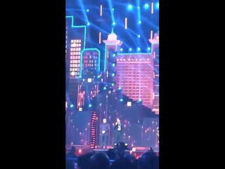 King @iamsrk gets an award for his contribution to the film and tv industry over the last 25 years at #zeecineawards2018 #zeecin