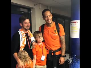 Virgil van dijk was signing autographs and this girl was so nervous she couldn't even turn to face him 😂