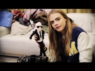 Whats in cara delevingnes handbag