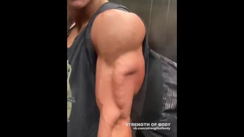 Strength of body накаченная девушка показывает трицепс