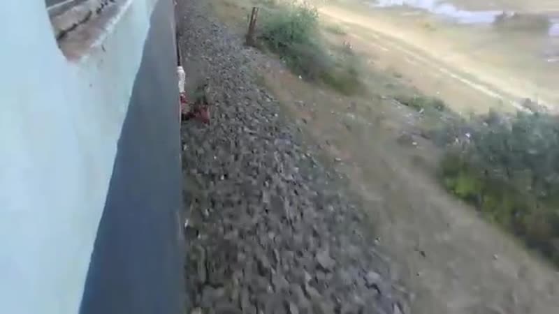 Негр решил сойти с поезда