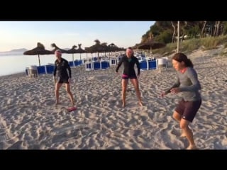 Maren, denise und laura machen eine richtig gute figur bei ihren trockenübungen am strand