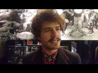 Maurício destri apresenta seu personagem leon na coletiva de os dias eram assim