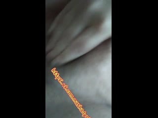 Толстая шлюха дрочит свою пиздень