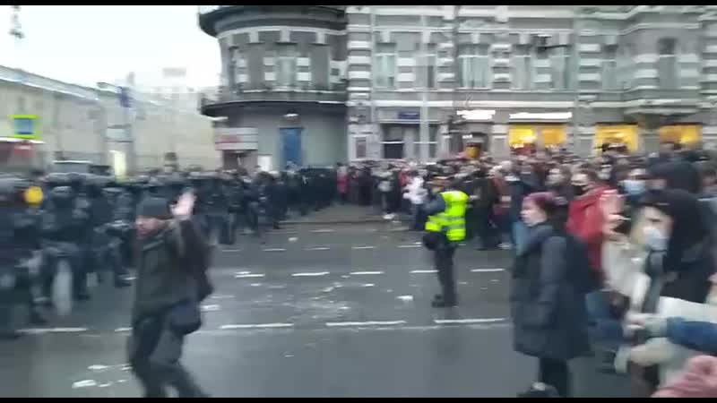 На страстном бульваре начались столкновения участников несогласованной акции и омона 2 часть